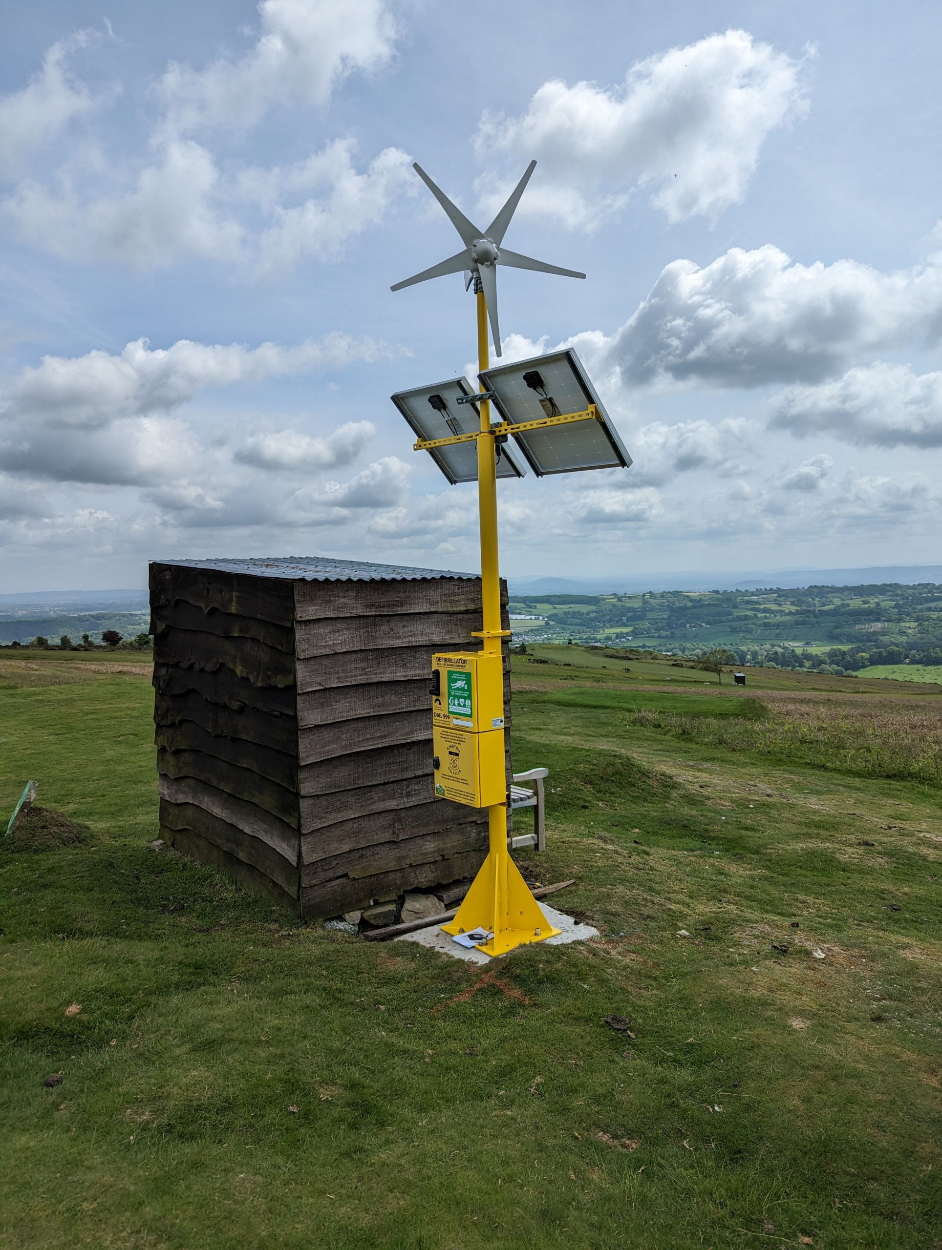 UK, Turtle lancia il primo defibrillatore ad energia eolica e solare