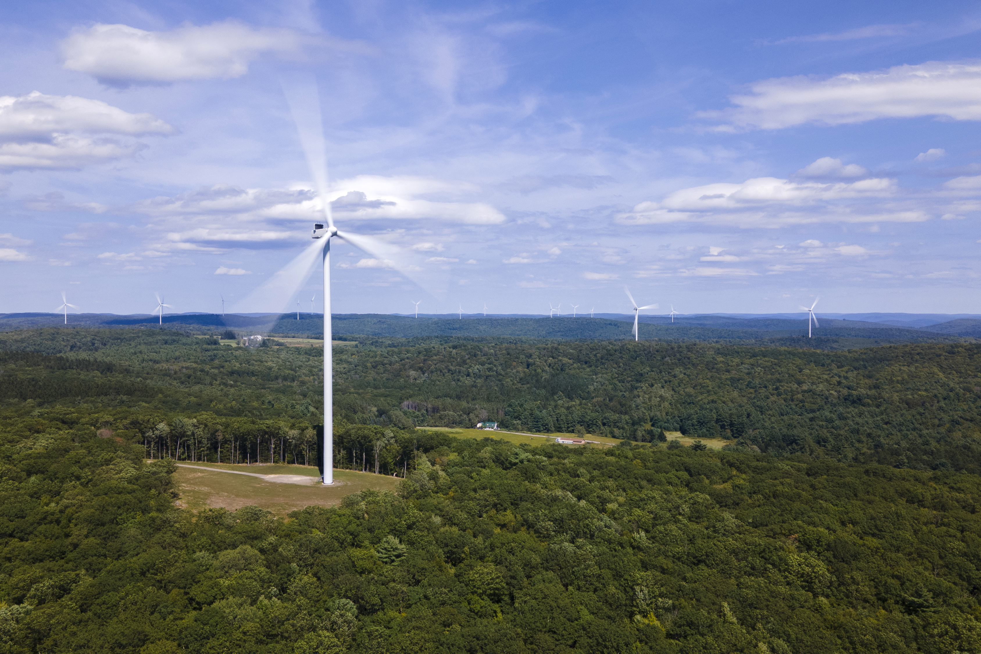 Québec, firmato l’accordo per lo sviluppo dell’energia eolica: fino a 10 GW