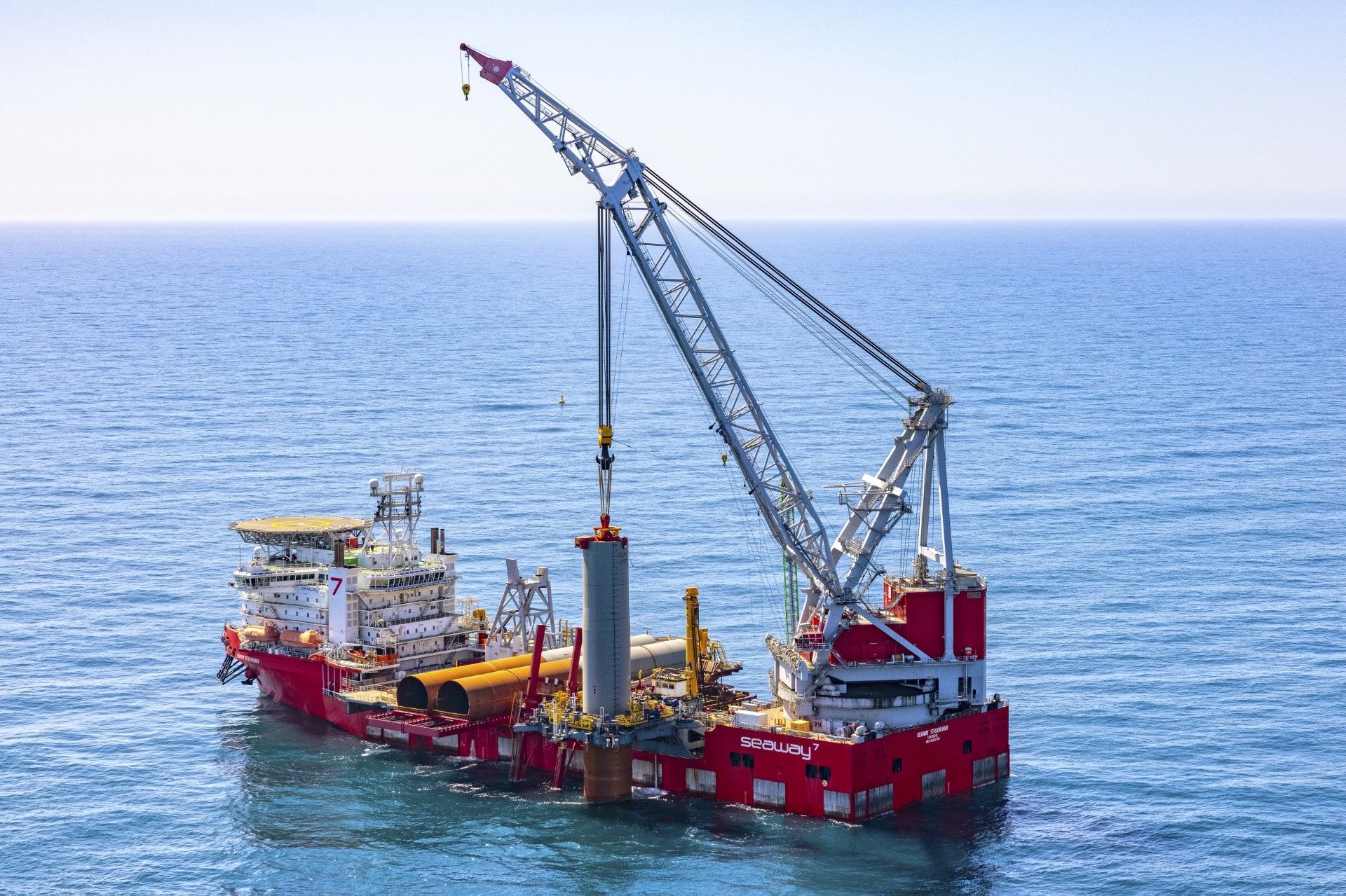 Installati tutti i monopali al Dogger Bank, il più grande parco eolico offshore del mondo