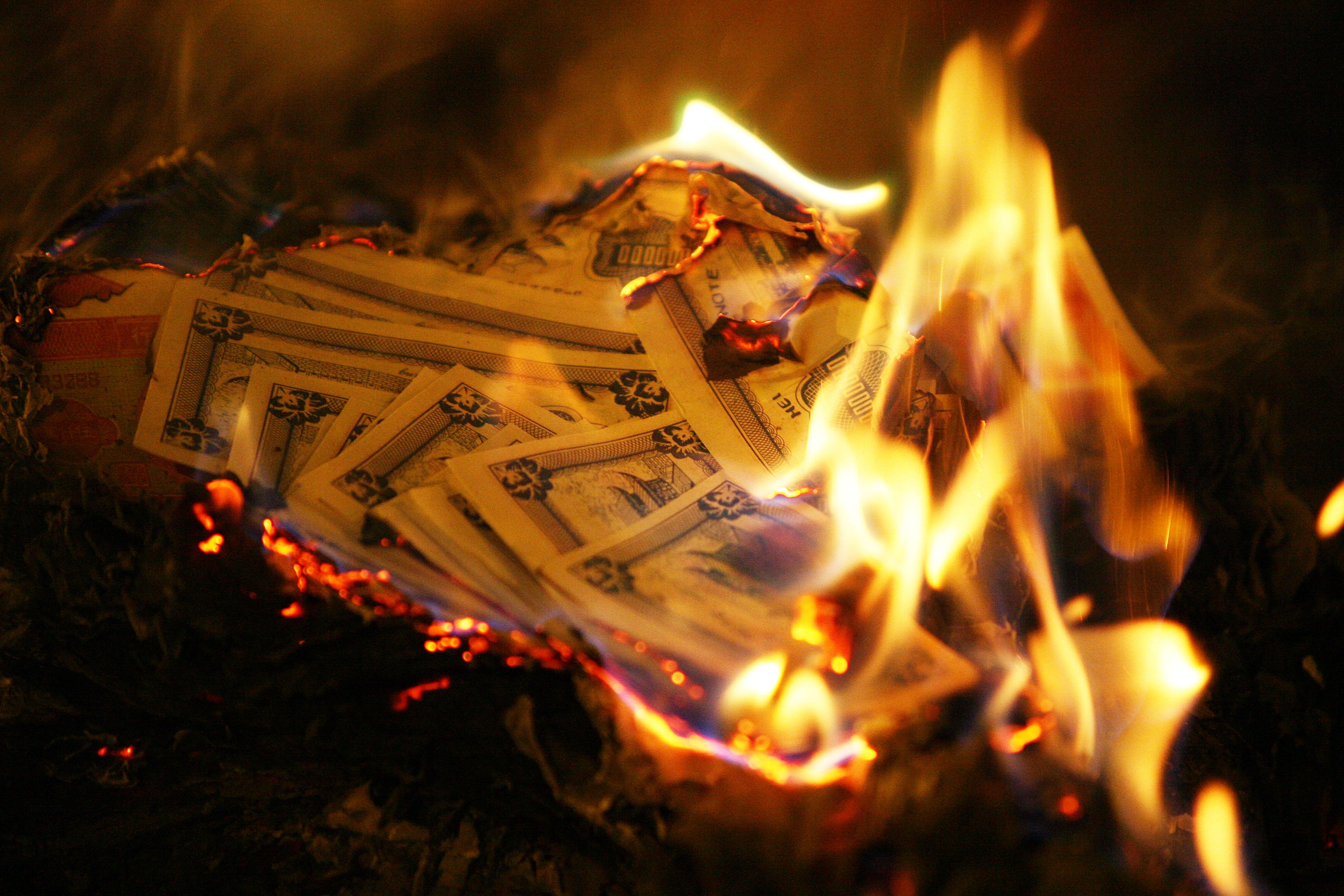 Dare fuoco al denaro
